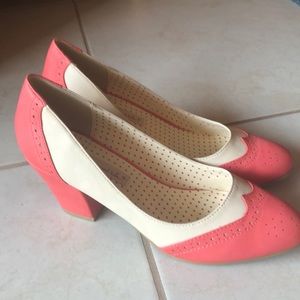 B. A. I. T. shoes size 8. Two tone
